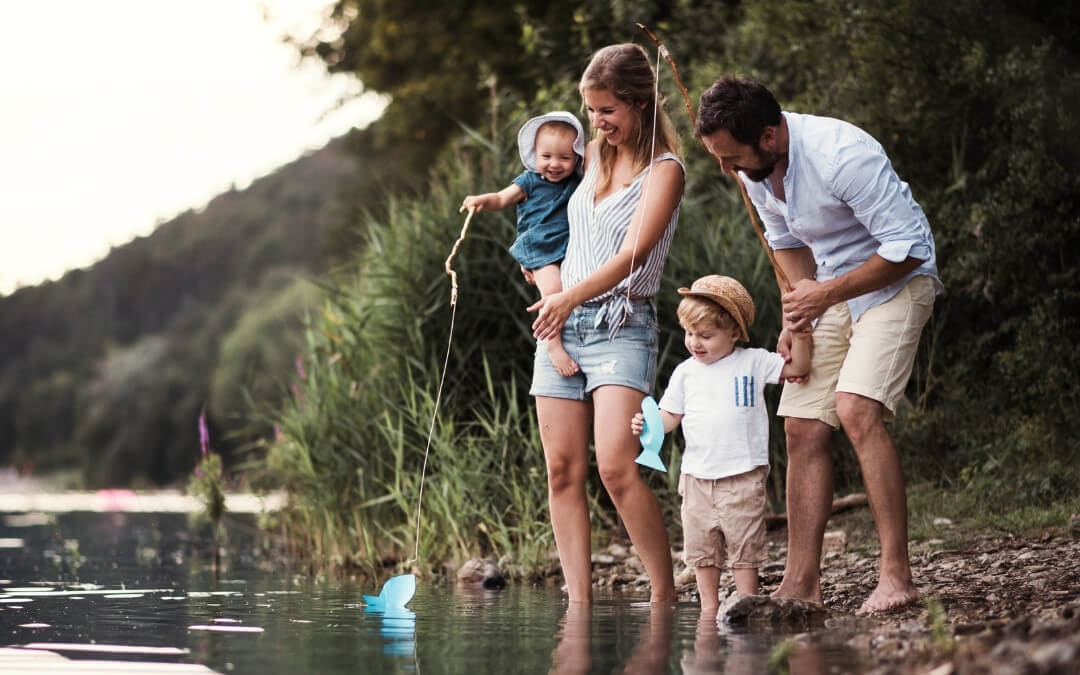 Familie hygger sig ved en sø.